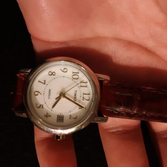 Timex with a burgundy leather band - Picture 1 of 7